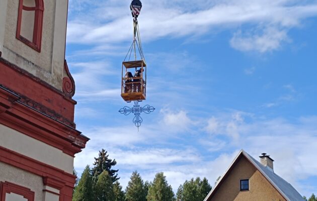 Demontáž uvolněného kříže z věže klášterního kostela