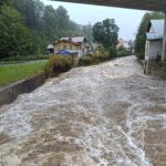 FOTO: Na Vrchlabí a okolní obce útočí rozvodněné Labe živené trvalým deštěm