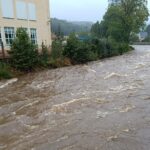 FOTO: Na Vrchlabí a okolní obce útočí rozvodněné Labe živené trvalým deštěm