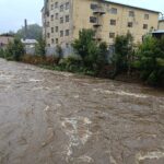 FOTO: Na Vrchlabí a okolní obce útočí rozvodněné Labe živené trvalým deštěm