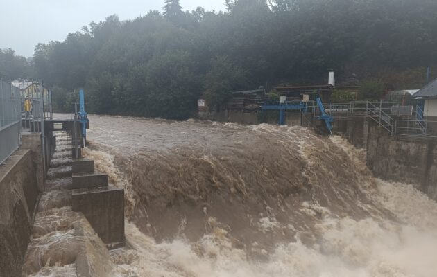 FOTO: Nábřeží Marie Kubátové nabízí pohled zblízka na nespoutaný živel
