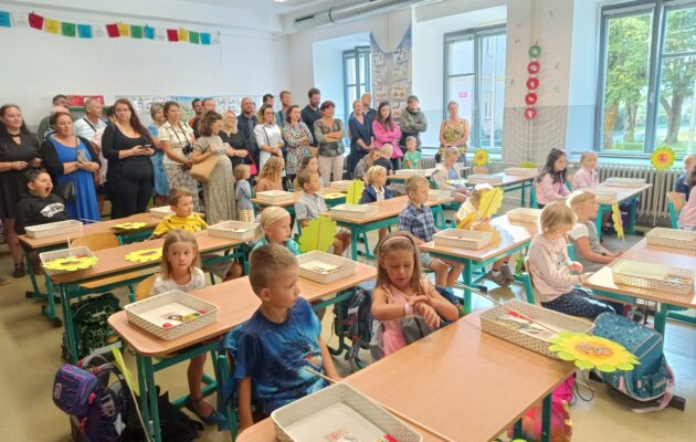 FOTO: Poprvé ve škole. Prvňákům přišel popřát mnoho zdaru i starosta