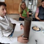 Otevírání časové schránky z věže klášterního kostela