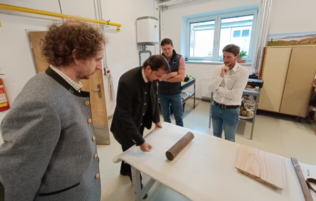 Otevírání časové schránky z věže klášterního kostela