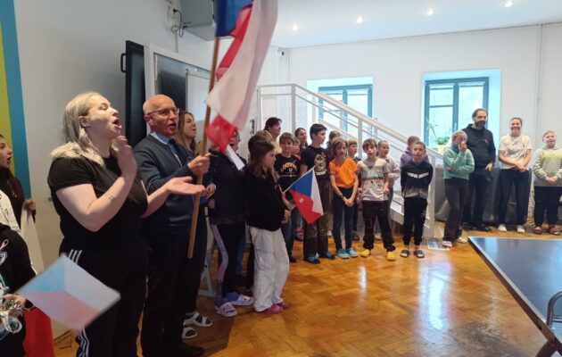 FOTO: Žáci místních škol si připomněli význam a odkaz výročí 17. listopadu