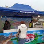 Prodej vánočních kaprů ve Vrchlabí