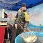 Prodej vánočních kaprů ve Vrchlabí