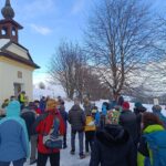 Zpívání koled u kapličky