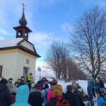 Zpívání koled u kapličky