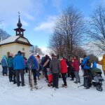 Zpívání koled u kapličky