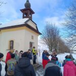 Zpívání koled u kapličky