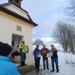 Zpívání koled u kapličky