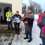 Zpívání koled u kapličky
