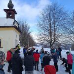 Zpívání koled u kapličky