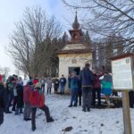 Zpívání koled u kapličky