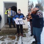 Zpívání koled u kapličky