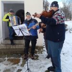 Zpívání koled u kapličky