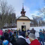 Zpívání koled u kapličky