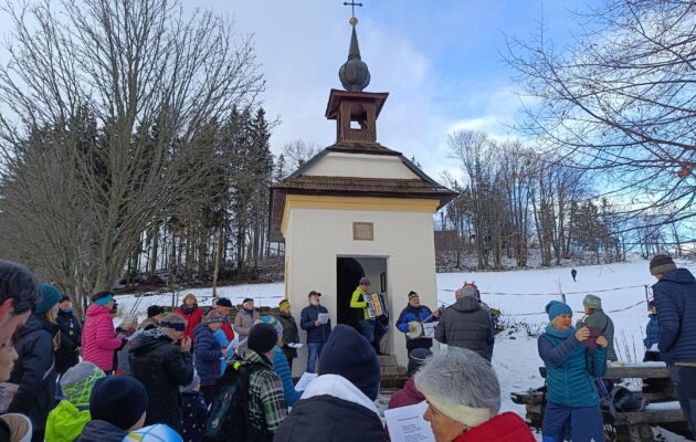 Zpívání koled u kapličky