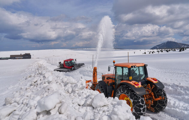 FOTO: Fréza s rolbou prorazily cestu ve sněhu z Výrovky na Luční boudu