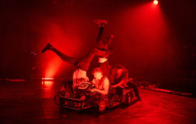 Od smíchu k napětí. Cirk-UFF servíroval akrobaty, studenty i testosteronovou jízdu