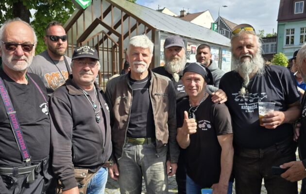 FOTO: Vzácná návštěva. Na Motorkářské požehnání dorazil i prezident Petr Pavel