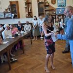 GALERIE: Deváťáci z Liščáku dostali svoje poslední vysvědčení ze základky na zámku