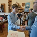 GALERIE: Deváťáci z Liščáku dostali svoje poslední vysvědčení ze základky na zámku