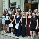 GALERIE: Deváťáci z Liščáku dostali svoje poslední vysvědčení ze základky na zámku