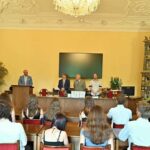 GALERIE: Deváťáci z Liščáku dostali svoje poslední vysvědčení ze základky na zámku