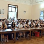 GALERIE: Deváťáci z Liščáku dostali svoje poslední vysvědčení ze základky na zámku