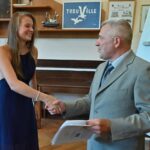 GALERIE: Deváťáci z Liščáku dostali svoje poslední vysvědčení ze základky na zámku