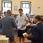 GALERIE: Deváťáci z Liščáku dostali svoje poslední vysvědčení ze základky na zámku