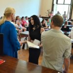 GALERIE: Deváťáci z Liščáku dostali svoje poslední vysvědčení ze základky na zámku