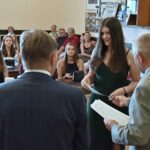 GALERIE: Deváťáci z Liščáku dostali svoje poslední vysvědčení ze základky na zámku