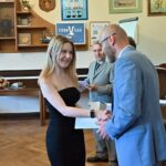 GALERIE: Deváťáci z Liščáku dostali svoje poslední vysvědčení ze základky na zámku