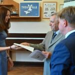 GALERIE: Deváťáci z Liščáku dostali svoje poslední vysvědčení ze základky na zámku