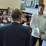 GALERIE: Deváťáci z Liščáku dostali svoje poslední vysvědčení ze základky na zámku