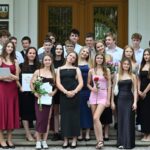 GALERIE: Deváťáci z Liščáku dostali svoje poslední vysvědčení ze základky na zámku