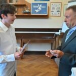 GALERIE: Deváťáci z Liščáku dostali svoje poslední vysvědčení ze základky na zámku