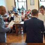 GALERIE: Deváťáci z Liščáku dostali svoje poslední vysvědčení ze základky na zámku