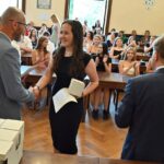 GALERIE: Deváťáci z Liščáku dostali svoje poslední vysvědčení ze základky na zámku