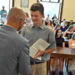 GALERIE: Deváťáci z Liščáku dostali svoje poslední vysvědčení ze základky na zámku