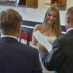 GALERIE: Deváťáci z Liščáku dostali svoje poslední vysvědčení ze základky na zámku