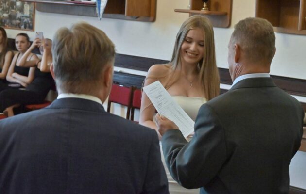 Předávání vysvědčení devaťákům z Liščáku na zámku