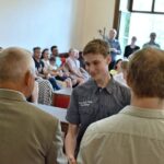 GALERIE: Deváťáci z Liščáku dostali svoje poslední vysvědčení ze základky na zámku