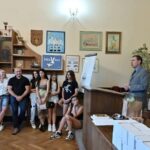 GALERIE: Deváťáci z Liščáku dostali svoje poslední vysvědčení ze základky na zámku