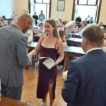 GALERIE: Deváťáci z Liščáku dostali svoje poslední vysvědčení ze základky na zámku