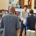 GALERIE: Deváťáci z Liščáku dostali svoje poslední vysvědčení ze základky na zámku