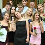 GALERIE: Deváťáci z Liščáku dostali svoje poslední vysvědčení ze základky na zámku